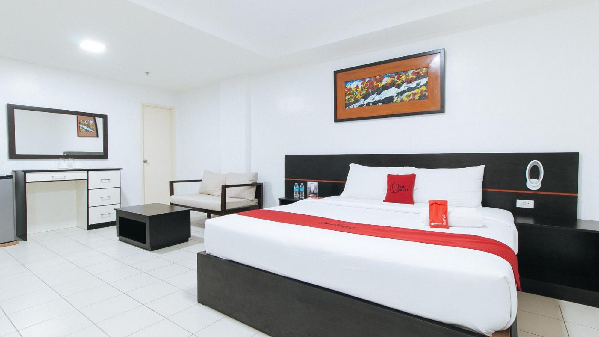 Reddoorz Plus At Evangelista Street Makati Makati City Exterior foto