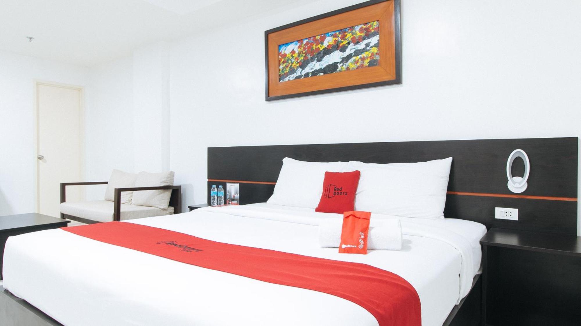 Reddoorz Plus At Evangelista Street Makati Makati City Exterior foto