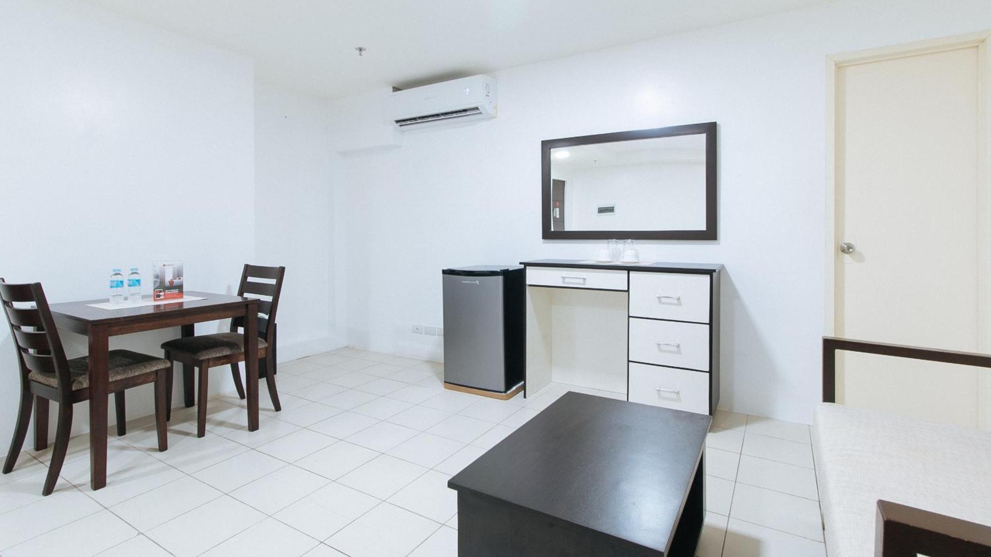Reddoorz Plus At Evangelista Street Makati Makati City Exterior foto