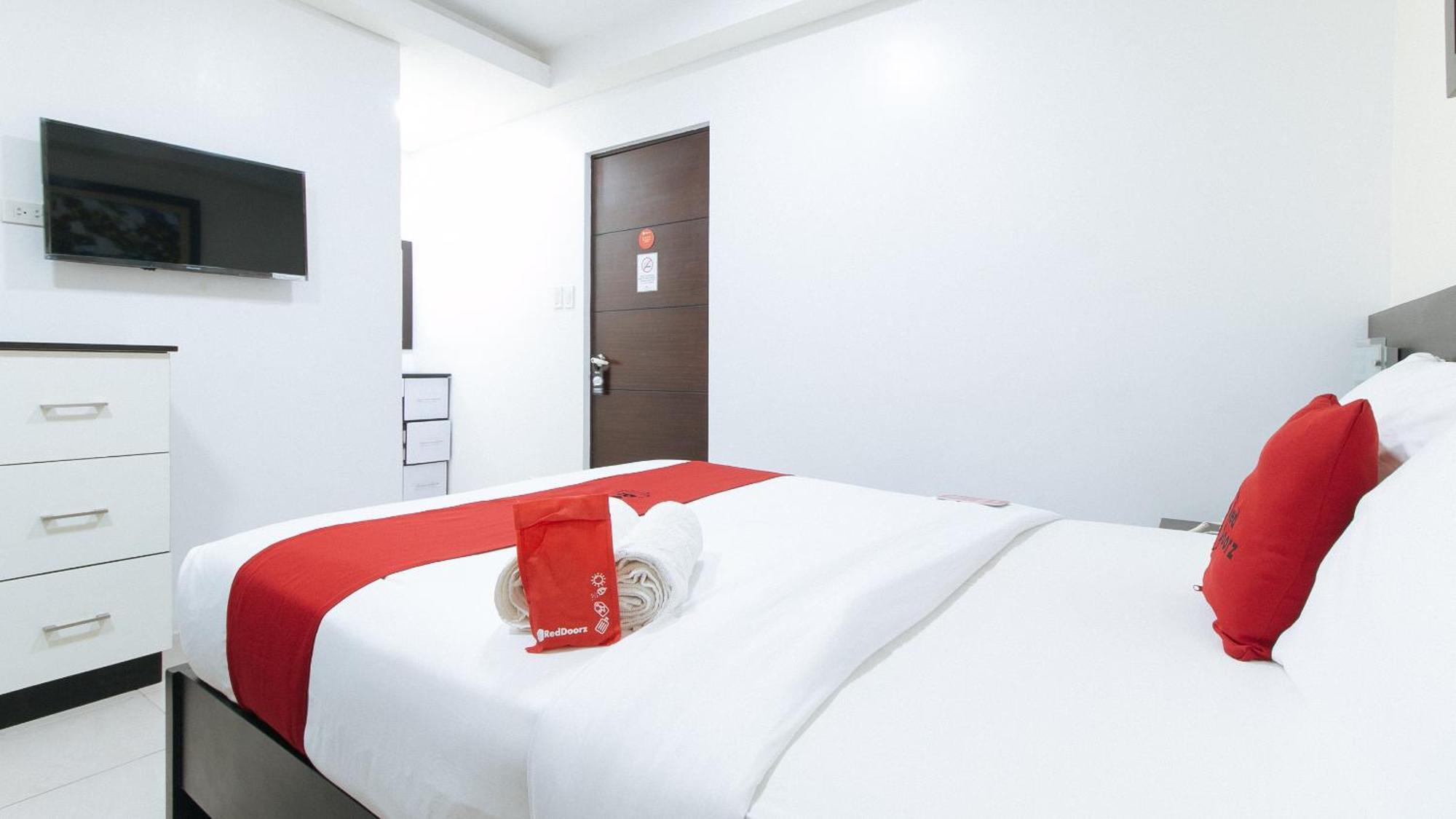 Reddoorz Plus At Evangelista Street Makati Makati City Exterior foto