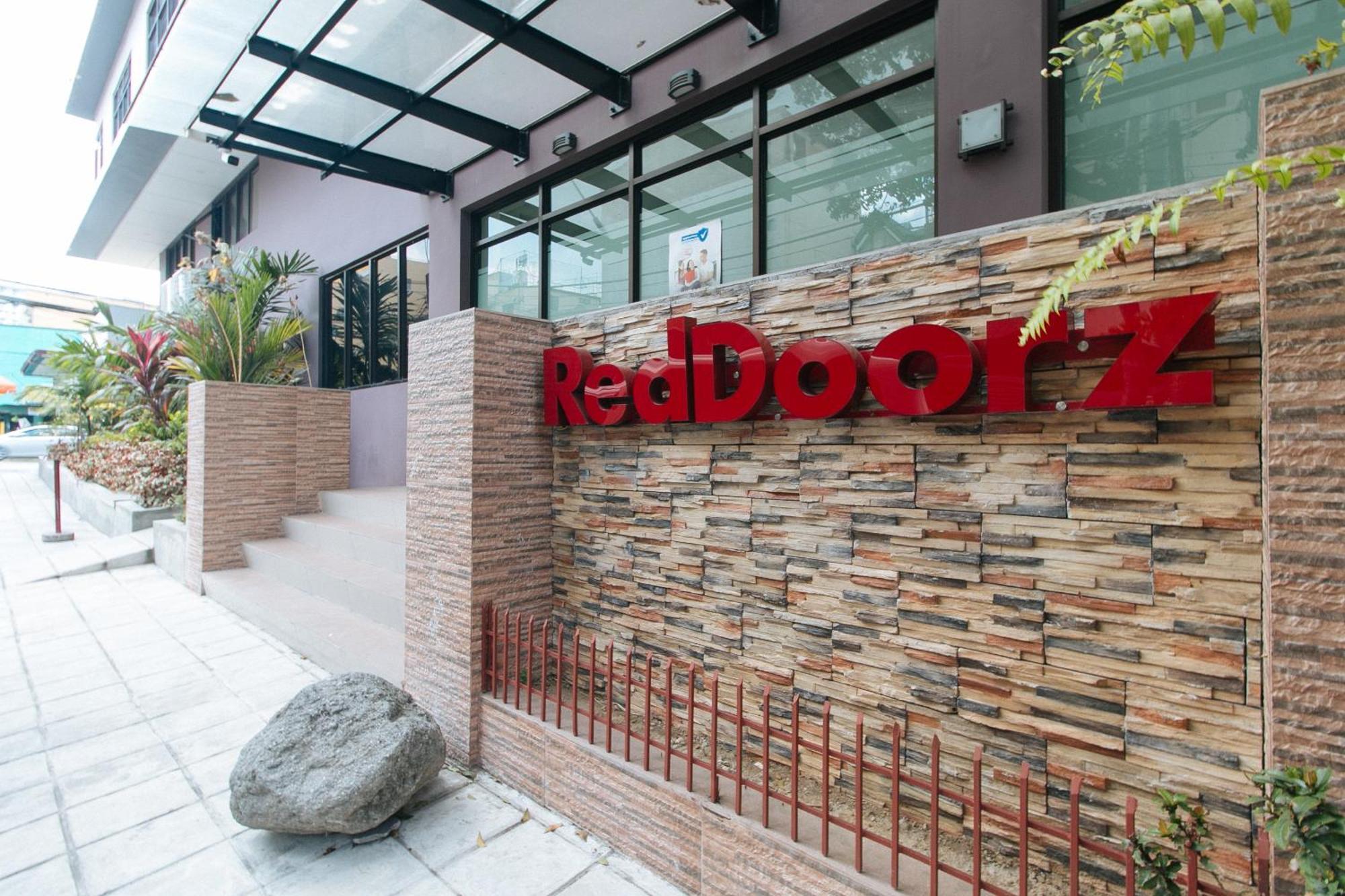 Reddoorz Plus At Evangelista Street Makati Makati City Exterior foto