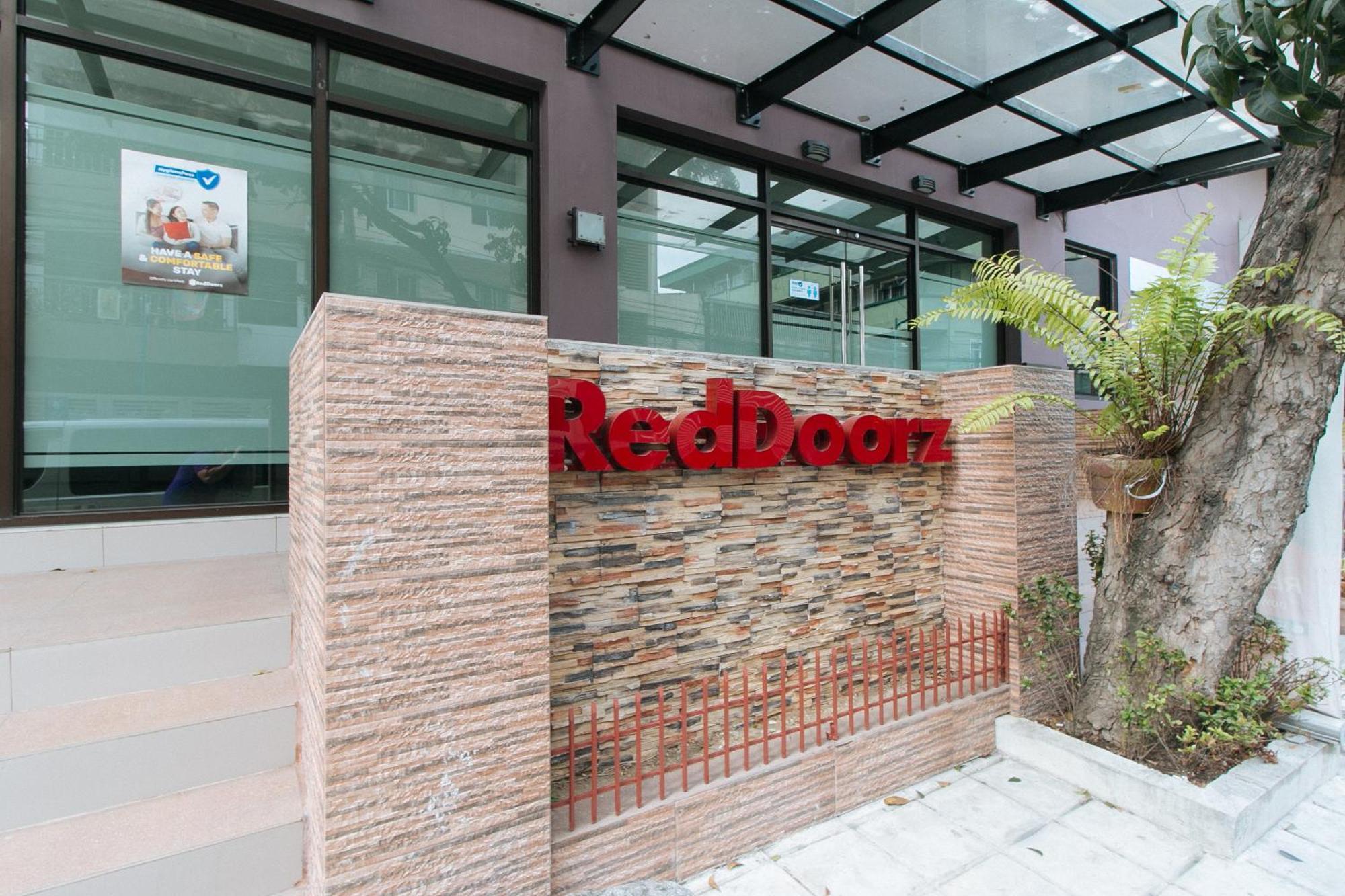 Reddoorz Plus At Evangelista Street Makati Makati City Exterior foto
