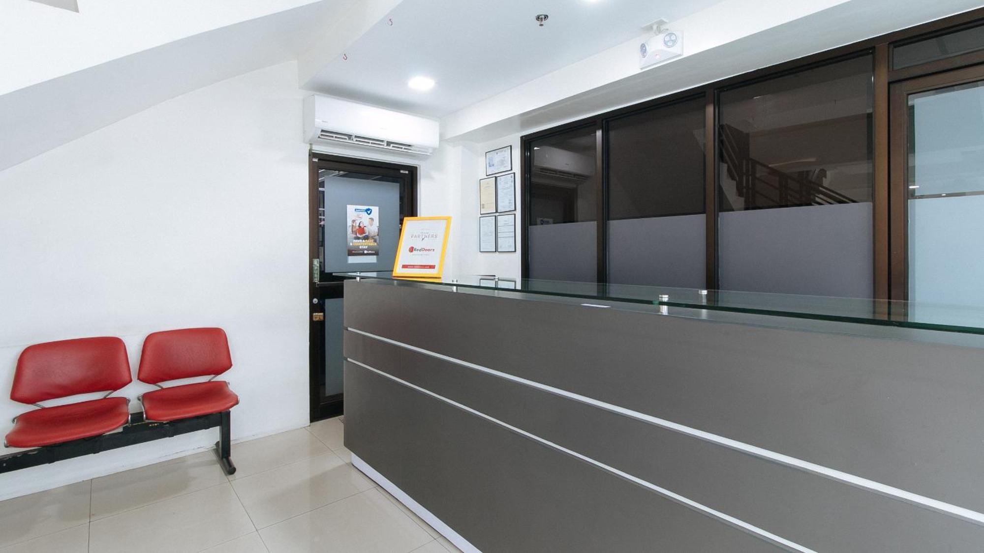 Reddoorz Plus At Evangelista Street Makati Makati City Exterior foto