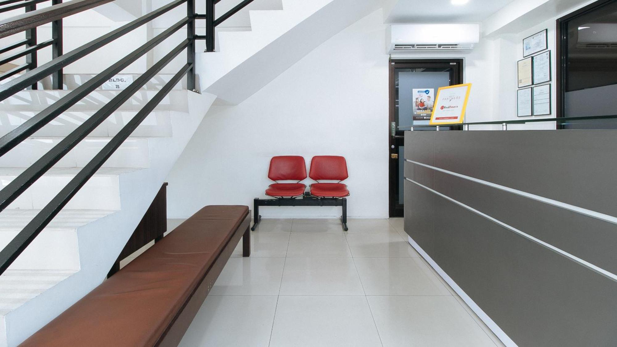 Reddoorz Plus At Evangelista Street Makati Makati City Exterior foto