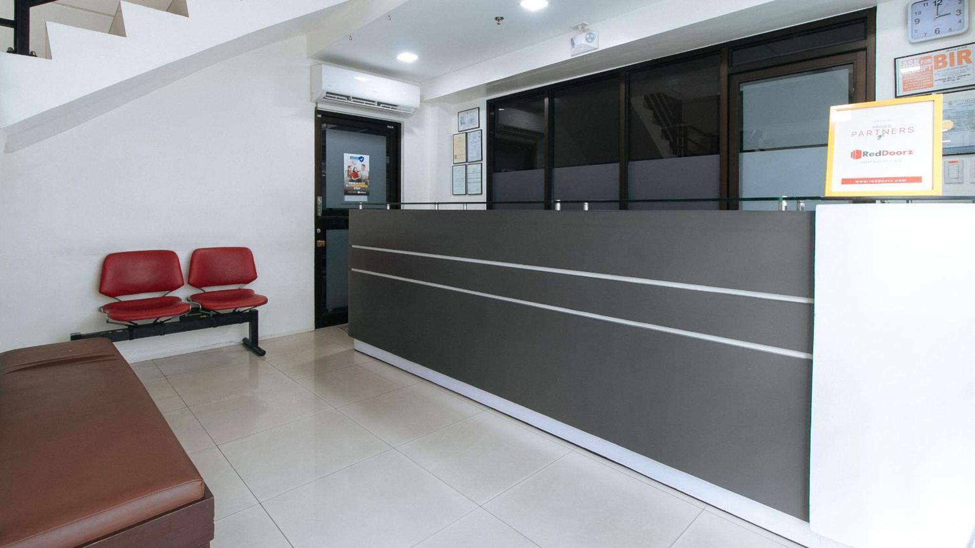 Reddoorz Plus At Evangelista Street Makati Makati City Exterior foto